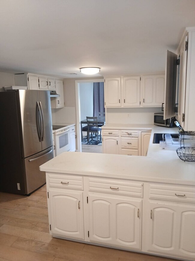 Building Photo - Spacious Furnished Condo Located in Sylvan...