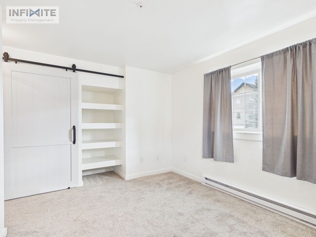 Building Photo - Modern 2 Bed / 2 Bath Apartment with Fireplace & Stainless Appliances