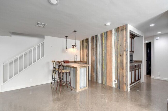 Building Photo - 5623 E Claire Dr