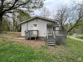 Building Photo - 3 bedroom 1 bathroom remodeled house avail...