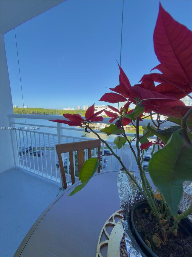 Building Photo - 400 Kings Point Dr