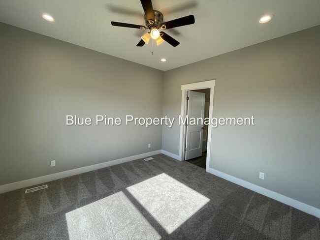 Building Photo - 5844 Wildrose Ave