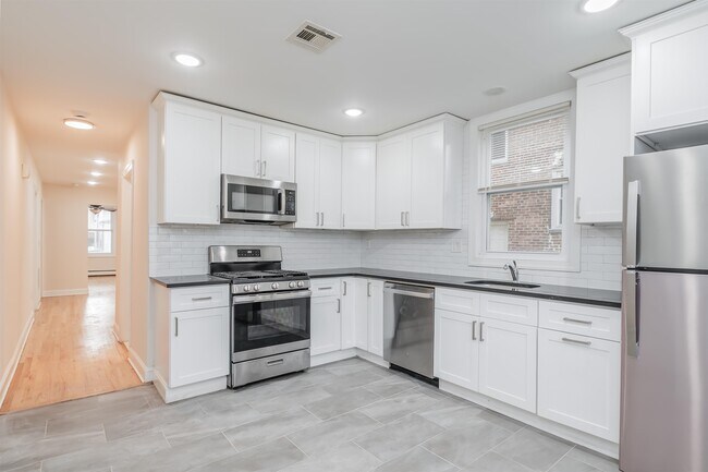 Building Photo - 77 W 50th St