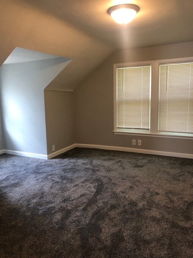 Building Photo - Single Family Home - River Views - Updated Finishes!