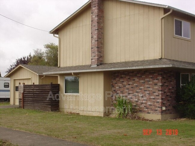 Building Photo - 1952 Applegate St