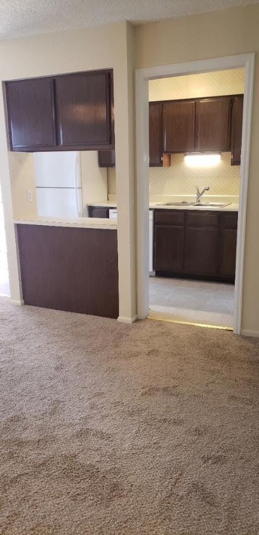 Building Photo - 2 Bedroom Ranch Style End Unit Condo