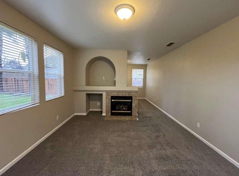 Building Photo - 302 Unity Cir