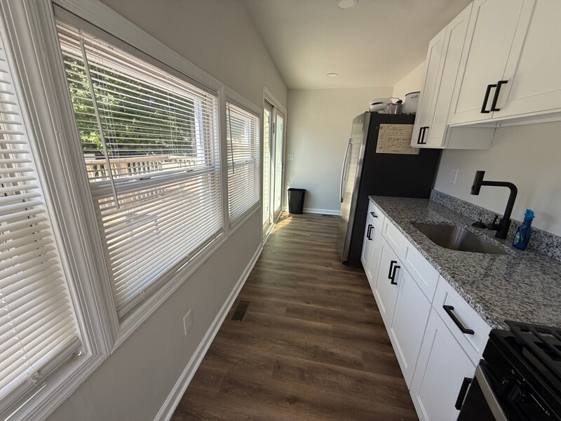 Building Photo - 1 Maple Ave