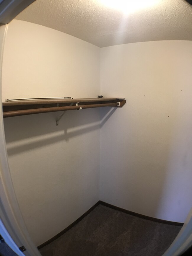 Building Photo - {1423} Olathe Townhome + 3Bed/2.5Bath + Fe...