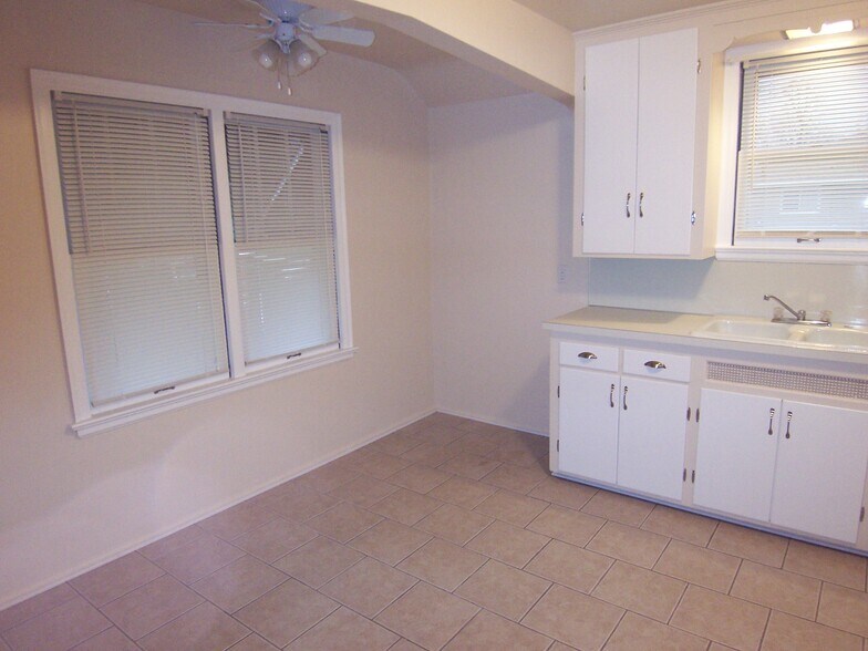 Kitchen eating nook - 4442 Caroline Ave