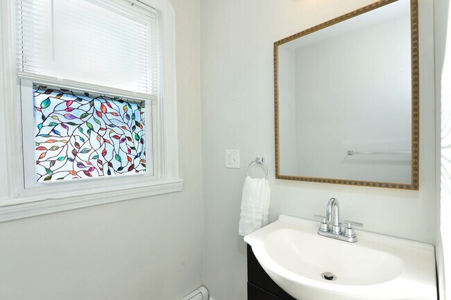 Building Photo - Great location! Updated 3 bedroom 1 Bathro...