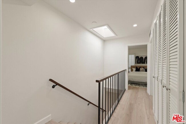 Building Photo - 853 Larrabee St