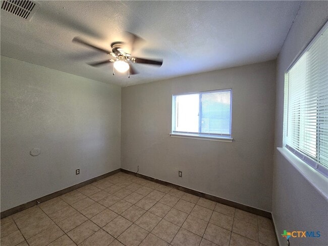 Building Photo - 212 E Valley Rd