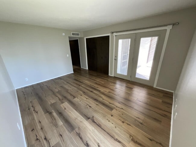 Building Photo - 3229 S Fairfield Dr