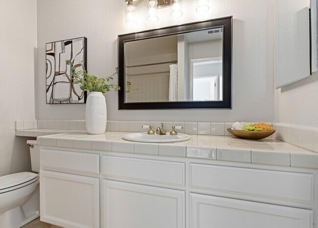 Building Photo - Updated Townhome in Sought After Walnut Cr...