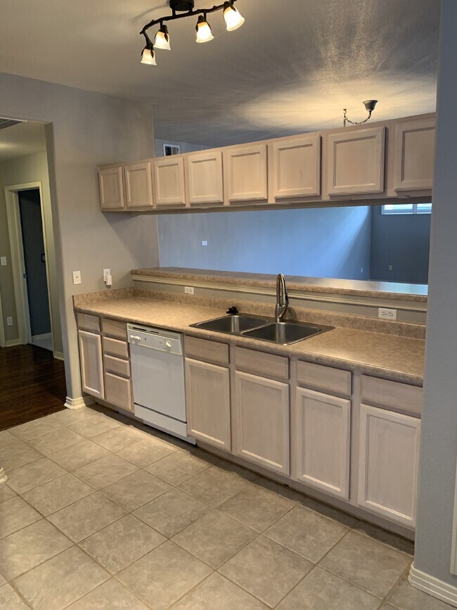 Building Photo - Beautiful Condo For Rent