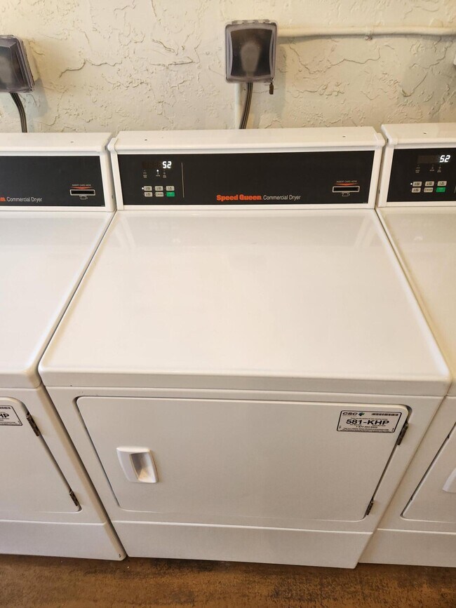 Building Photo - 600 Village Green Ct