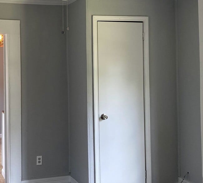 Building Photo - 1/2 off 1st Month's Rent   With Approved A...