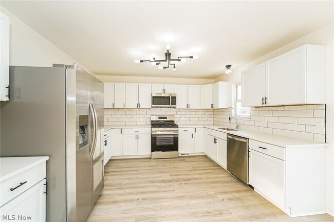 Building Photo - 821 Nela View Rd