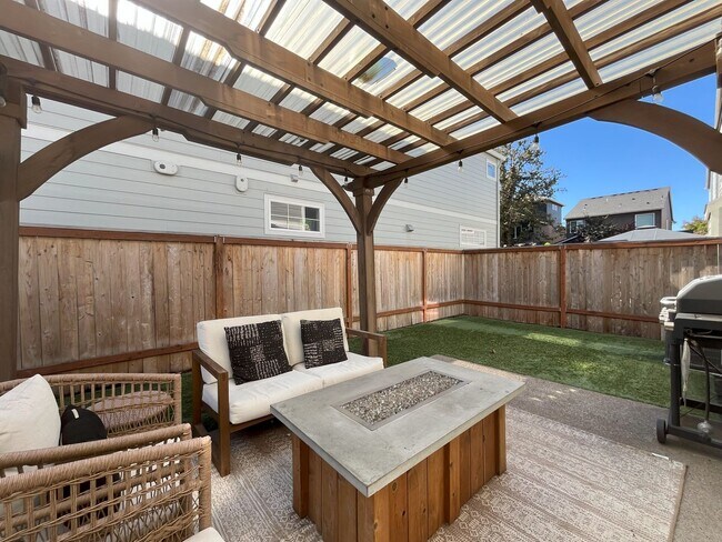 Building Photo - Spacious 3-Bedroom + Loft Home with Modern...