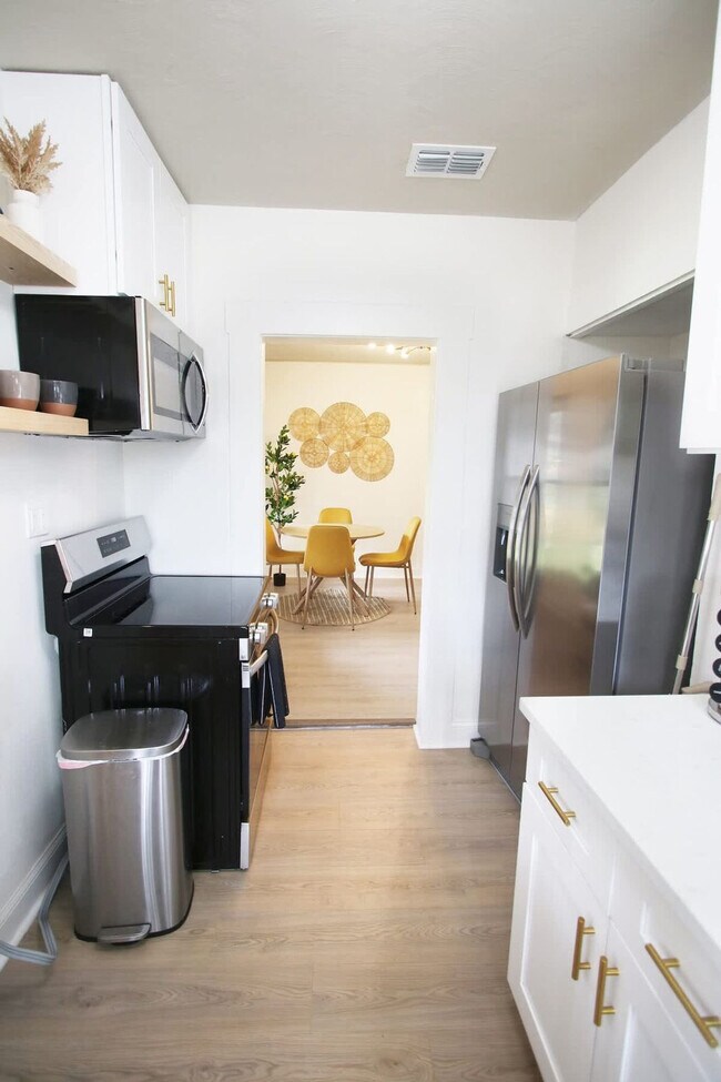 Building Photo - 102 W Emma St