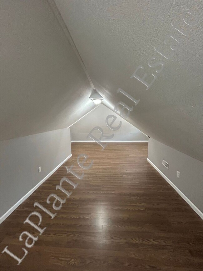 Building Photo - Charming 2-Bedroom Home in Toledo – Cozy &...