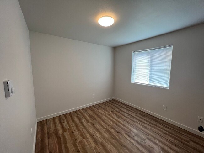 Building Photo - Newly Remodeled! Close to CWU 4 Rooms !!