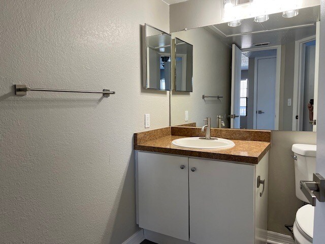 Building Photo - 345 Lakepointe Dr