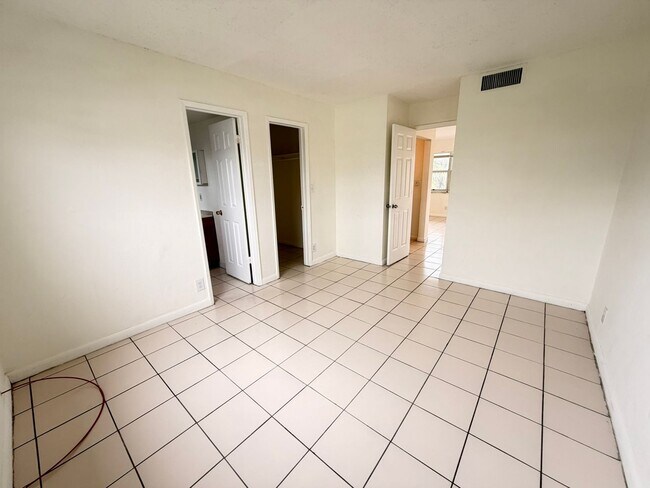 Building Photo - One-bedroom for rent in Pompano Beach