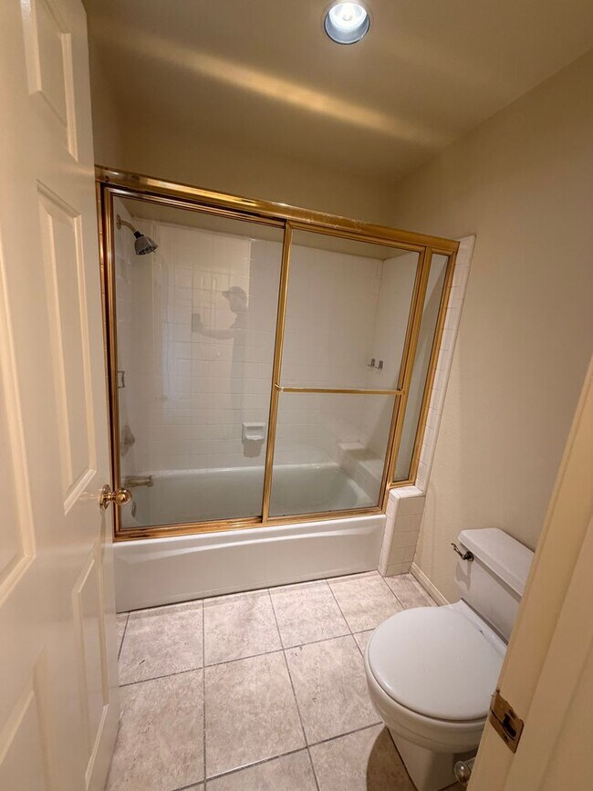 Building Photo - Beautiful 3 Bedroom, 2.5 Bathroom Newport ...