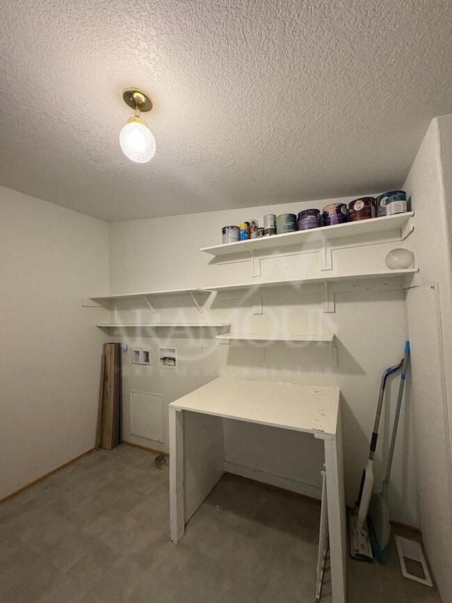 Building Photo - Spacious 3 Bedroom 2 Bathroom with yard space!