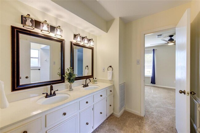Building Photo - 15754 Walkwood Dr