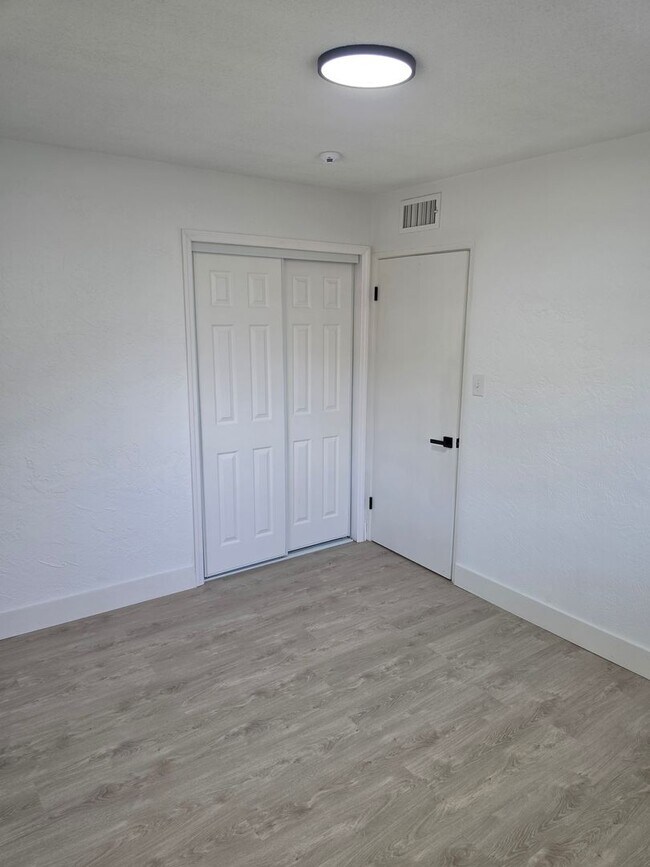 Building Photo - FOR RENT!!! SIMPLY STUNNING AND SPACIUS 3 BED 2 BATH SINGLE FAMILY HOME..
