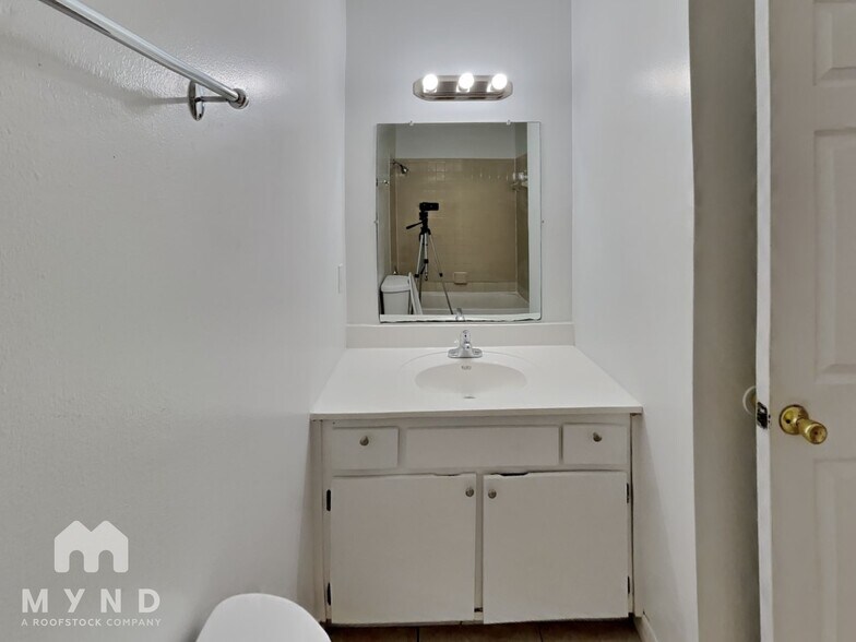 Building Photo - 1942 Peoria St