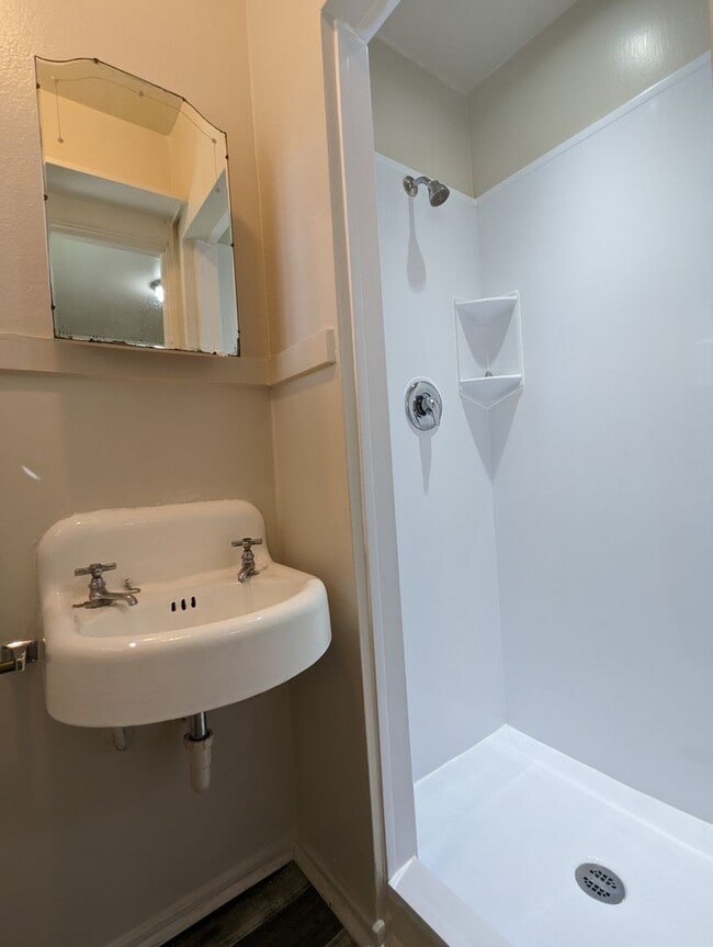 Building Photo - Great 1 bed/1 bath apartment with solid surface flooring!