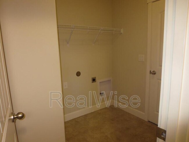 Building Photo - 3006 NE Red Oak Dr