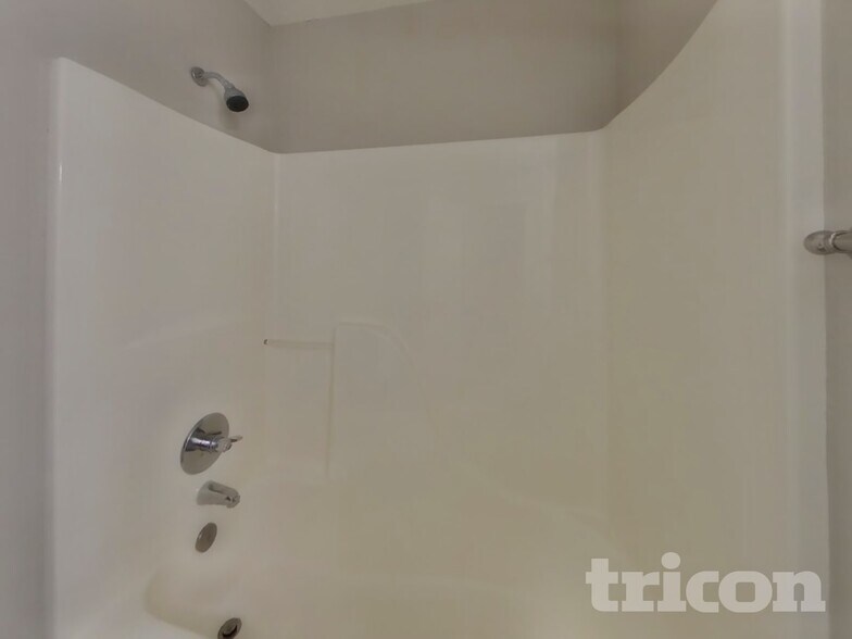 Building Photo - 484 Brookstone Dr