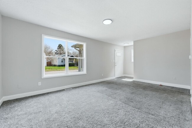 Building Photo - 3-Bedroom w/ New Kitchen Appliances