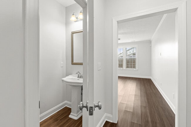 Building Photo - 597 Vinings Dr