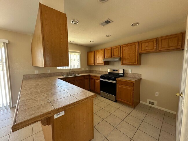 Building Photo - Remodeled 3 bed/2 bath home close to shopping