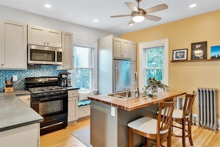 Primary Photo - 3 Riverside Pl