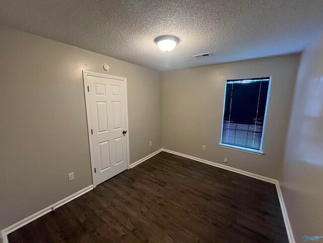 Building Photo - 121 Bramblebush Dr