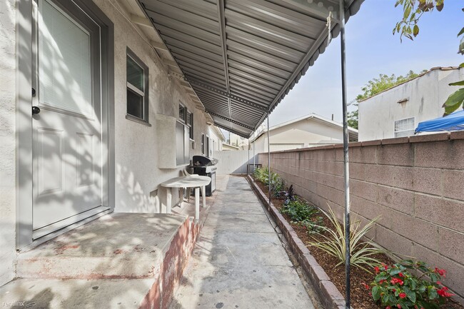 Building Photo - 2 br, 1.5 bath Duplex - 1160 North Fries A...