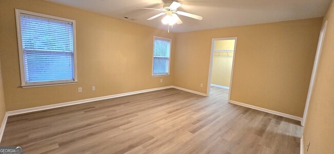 Building Photo - 11 Brookview Dr