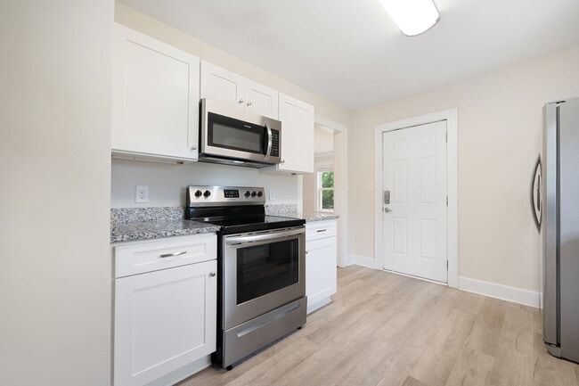 Building Photo - Available now! Lovely 3 bed/1 bath Home in...