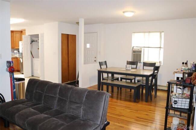 Building Photo - 649 E Beech St