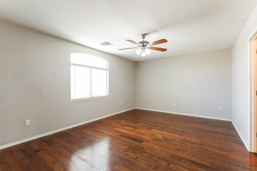 Building Photo - 7655 W Tight Line Dr
