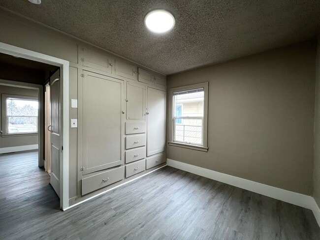 Building Photo - 1013 S 9th Ave