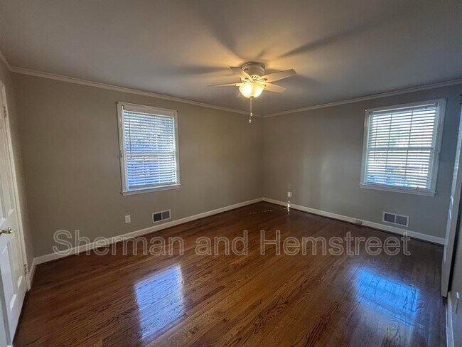 Building Photo - 807 Barrett Ln