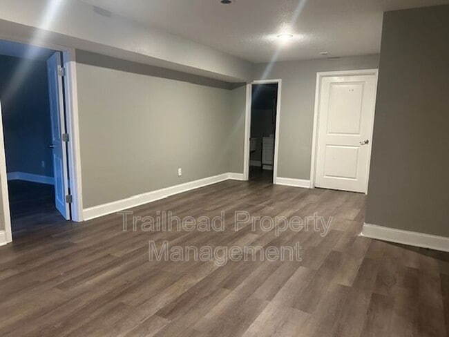 Building Photo - 605 Hillcrest St